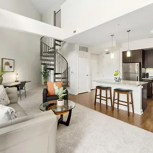 Luxury Lofted 1 Bed Unit With Hot Tub And Pool Apartment